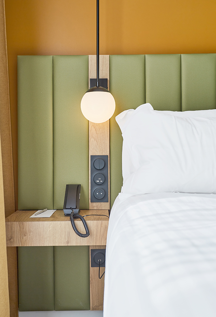 Hôtel Holiday Inn Didot Paris - tête de lit bois et PVC